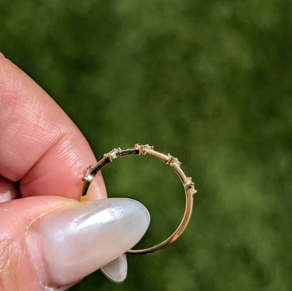 18K Yellow Gold Staggered Baguette Diamond Band - Picture 4 of 6